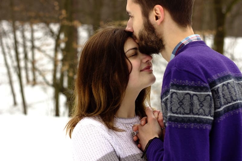 6 Arten, Wie Männer Ihre Gefühle Zeigen, Ohne Ein Wort Zu Sagen