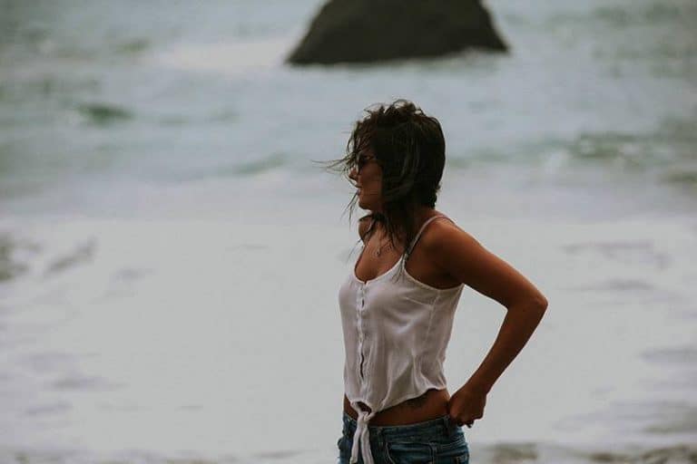 ein einsames Mädchen mit nassen Haaren am Meer