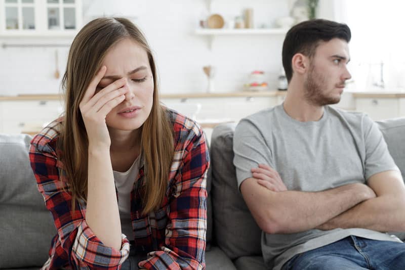 10 Schmerzhafte Zeichen, Dass Dein Mann Dich Nicht Mehr Liebt
