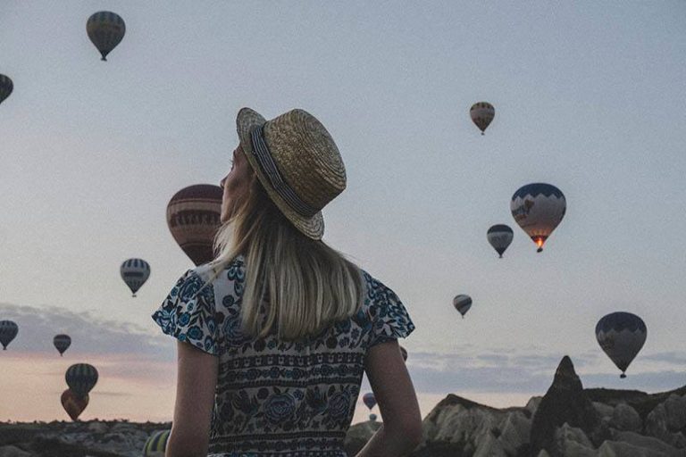 Das Mädchen beobachtet die fliegenden Luftballons