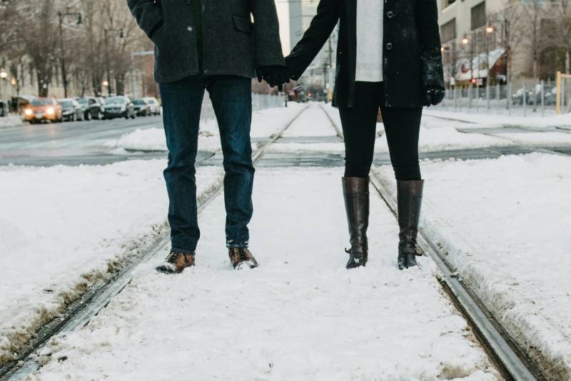 Foto von zwei Personen, die auf schneebedeckter Straße stehen