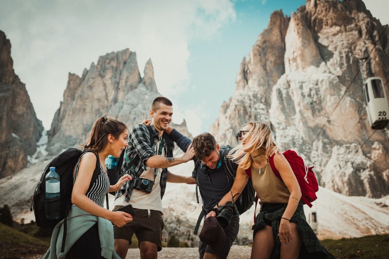 Low-Angle-Fotografie von zwei Männern, die neben zwei Frauen spielen