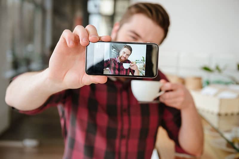 Mann, der Selfie im Büro nimmt