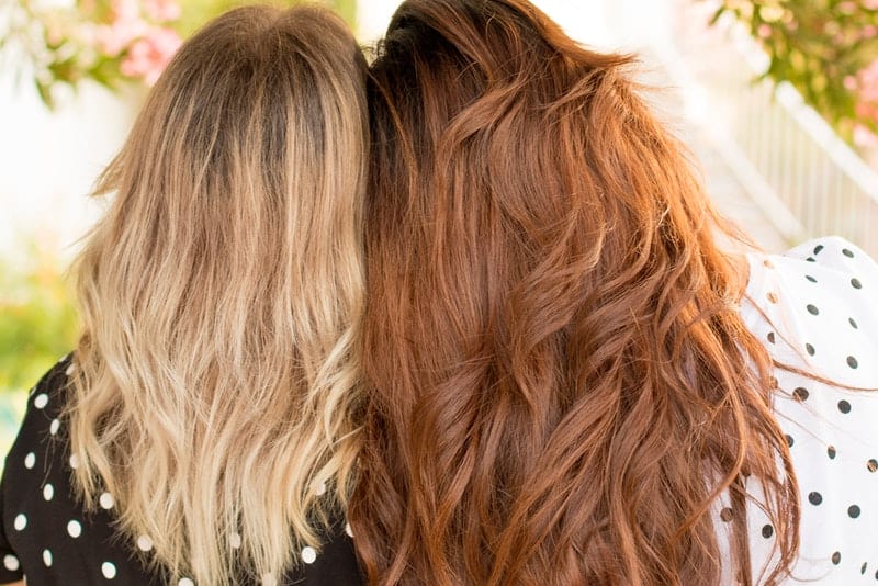 blonde Haare und Brünette stehen nebeneinander