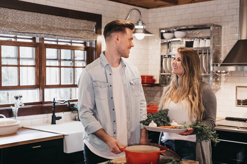 ein paar kochen zusammen in der küche