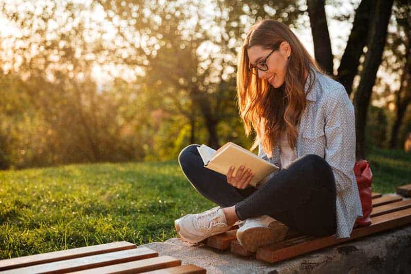 glückliche Frau, die ein Buch liest