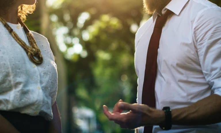 zwei Erwachsene sprechen über Arbeit