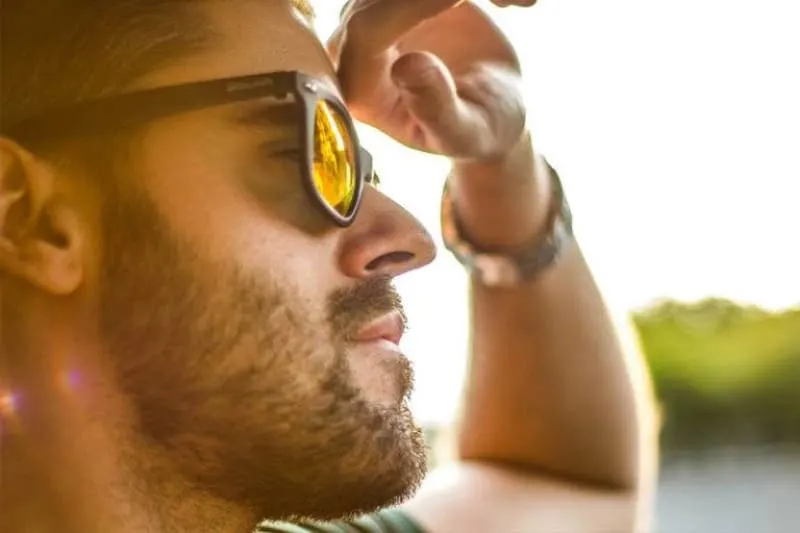 Ein gutaussehender Mann mit Bart trägt eine Sonnenbrille