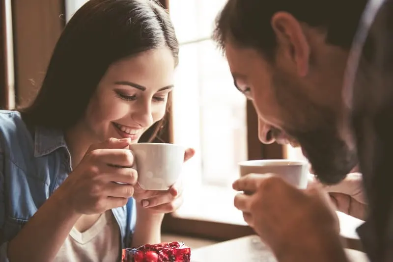 junges glückliches Paar, das Kaffee trinkt