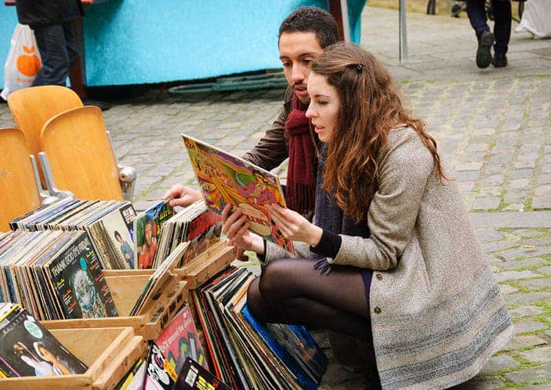 Ein Mann und eine Frau auf dem Markt wählen Musikplatten