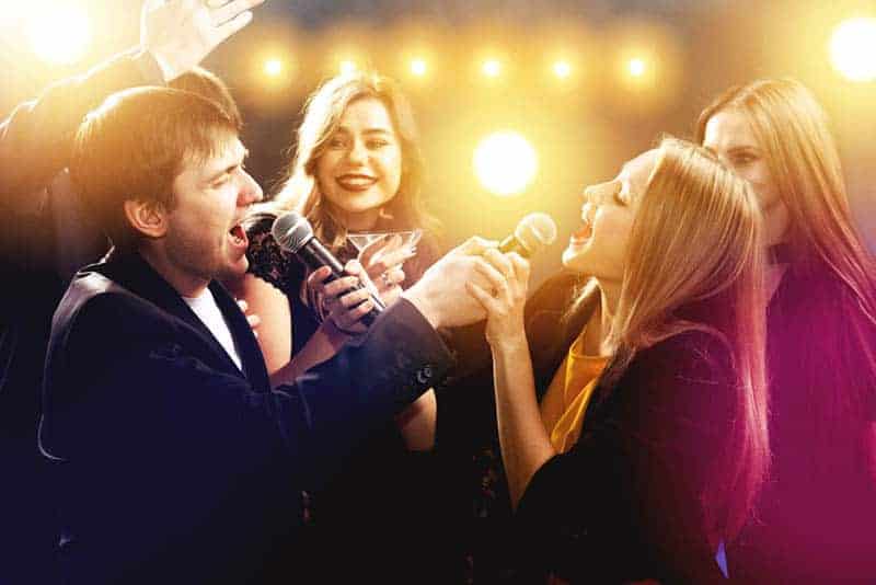 Ein Mann und eine Frau singen Karaoke