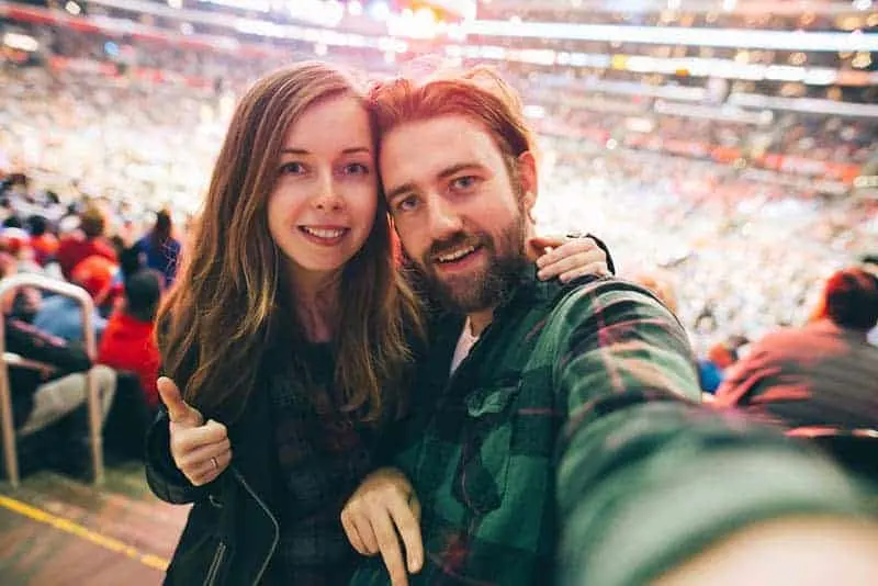 Ein liebendes Paar macht im Stadion ein Selfie-Foto
