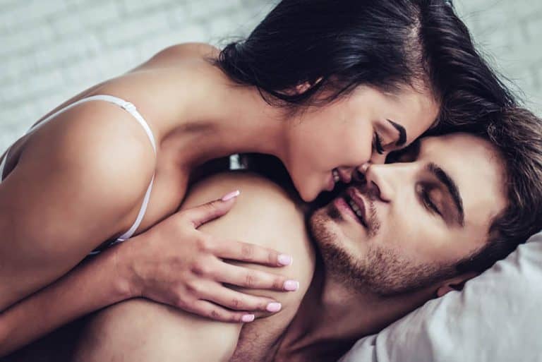 Ein verliebtes Paar küsst sich im Bett