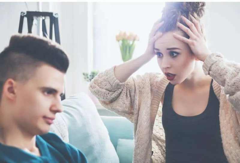 Frustriertes junges Paar streiten sich zu Hause