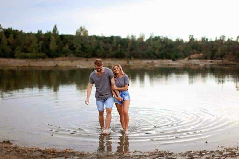 Paar steht auf dem Wasser