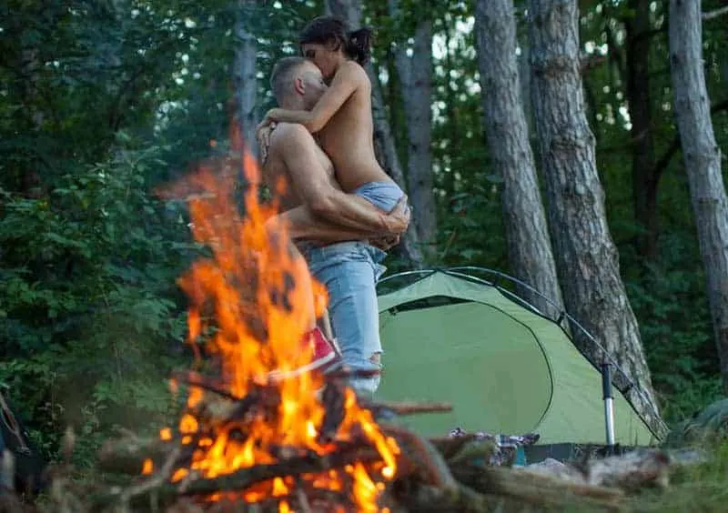 Sex eines jungen Paares im Wald
