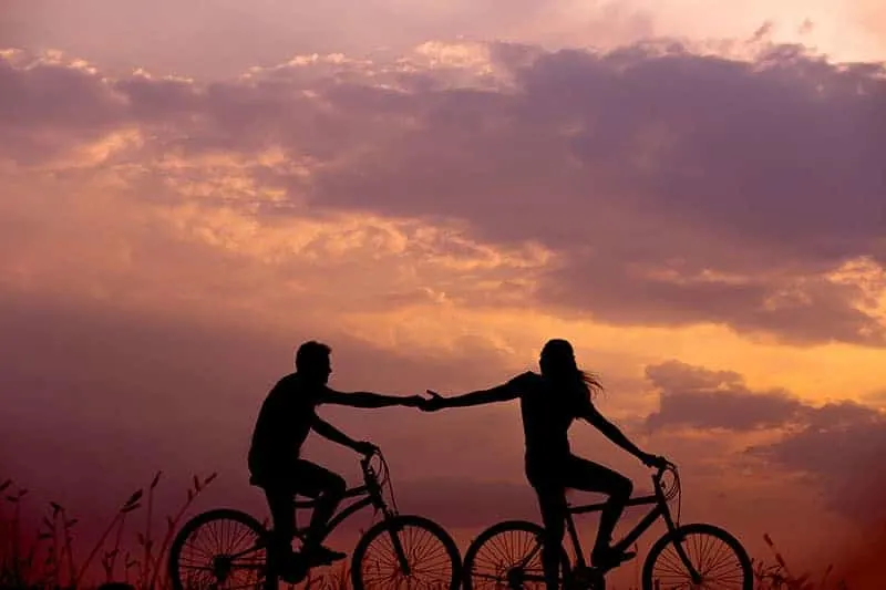 Silhouette von Mann und Frau, die Fahrrad fahren