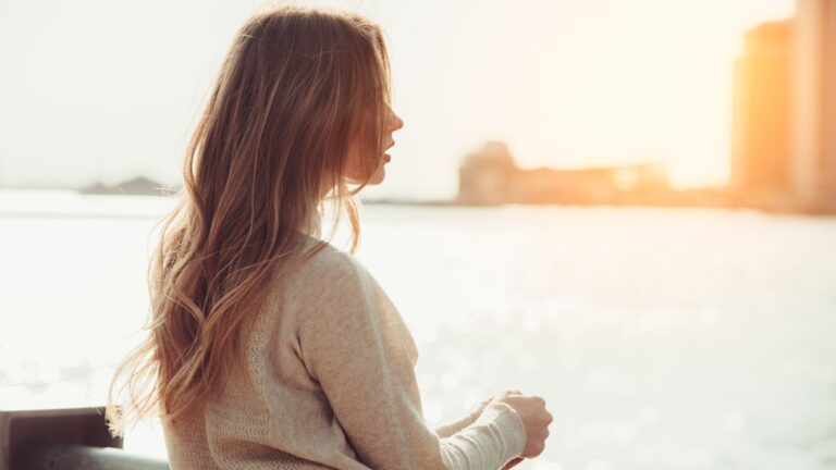 junge frau im sonnenuntergang