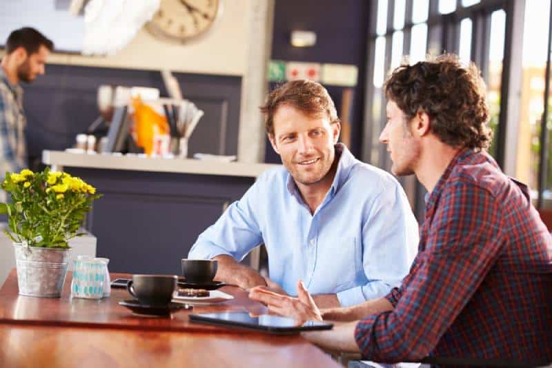 Zwei Männer treffen sich in einem Café