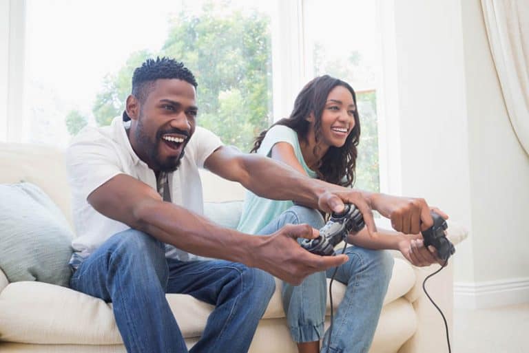 Zwei junge Männer spielen zusammen eine Playstation