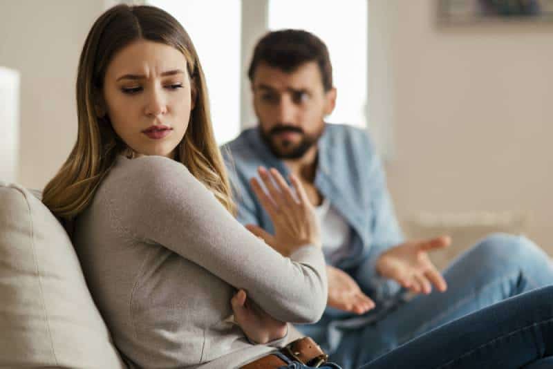 besorgtes Mädchen weigert sich, mit ihrem Freund zu Hause zu sprechen