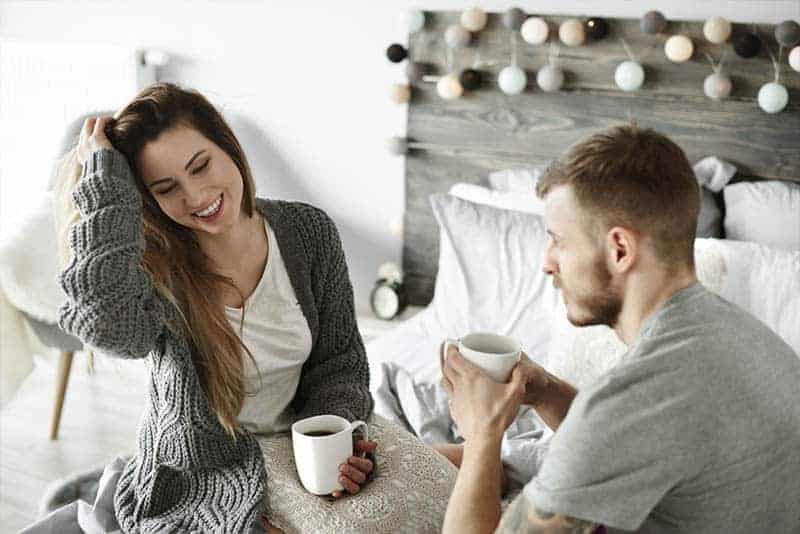 ein glückliches Liebespaar, das Kaffee trinkt und redet