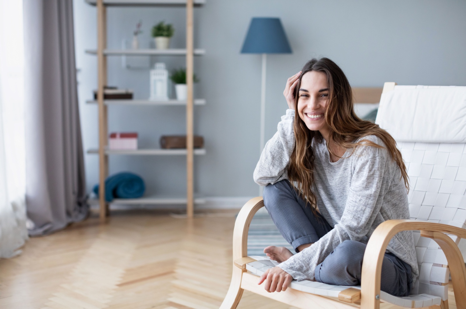 glueckliche Frau im Haus