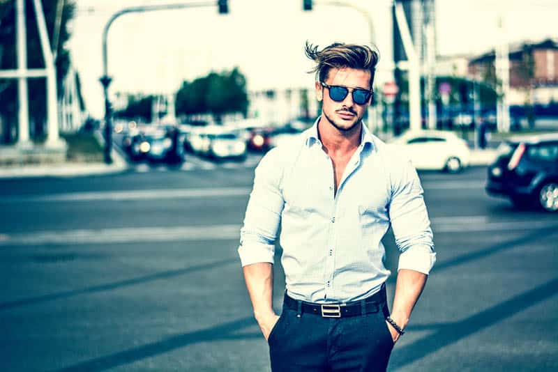 modischer Mann im Hemd und in der Sonnenbrille, die draußen stehen