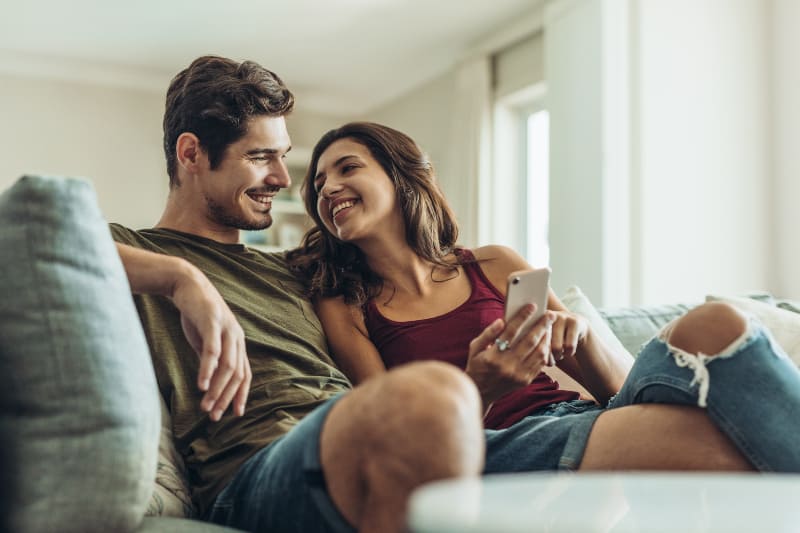 Das Mädchen zeigt dem Jungen ein Bild auf ihrem Handy