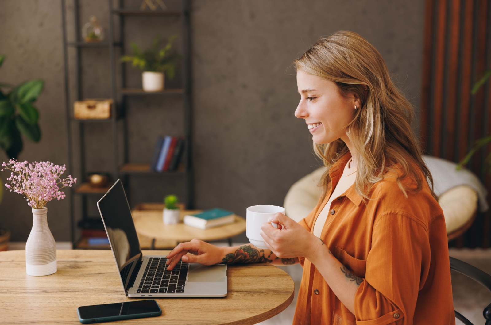 Frau schaut auf Laptop