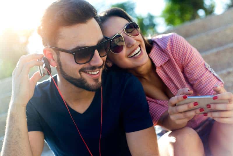 Mann und Frau hören Musik