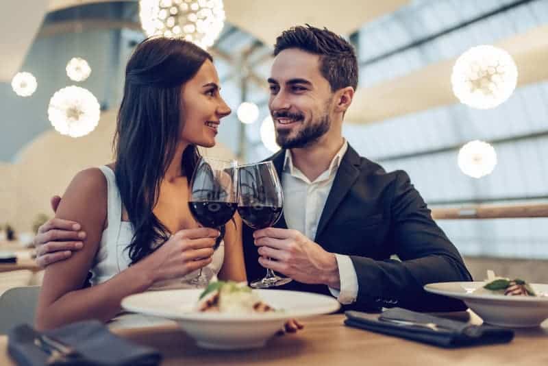 Paar trinkt im Café