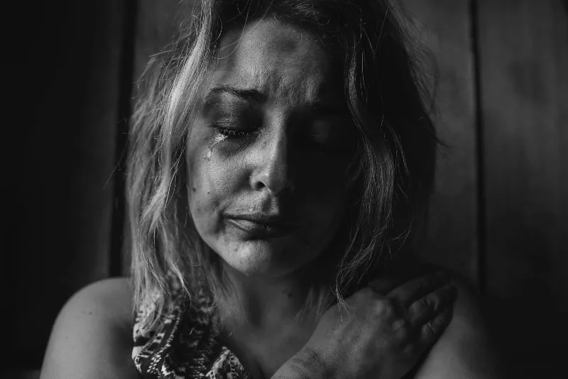 eine weinende Frau nach Gewalt