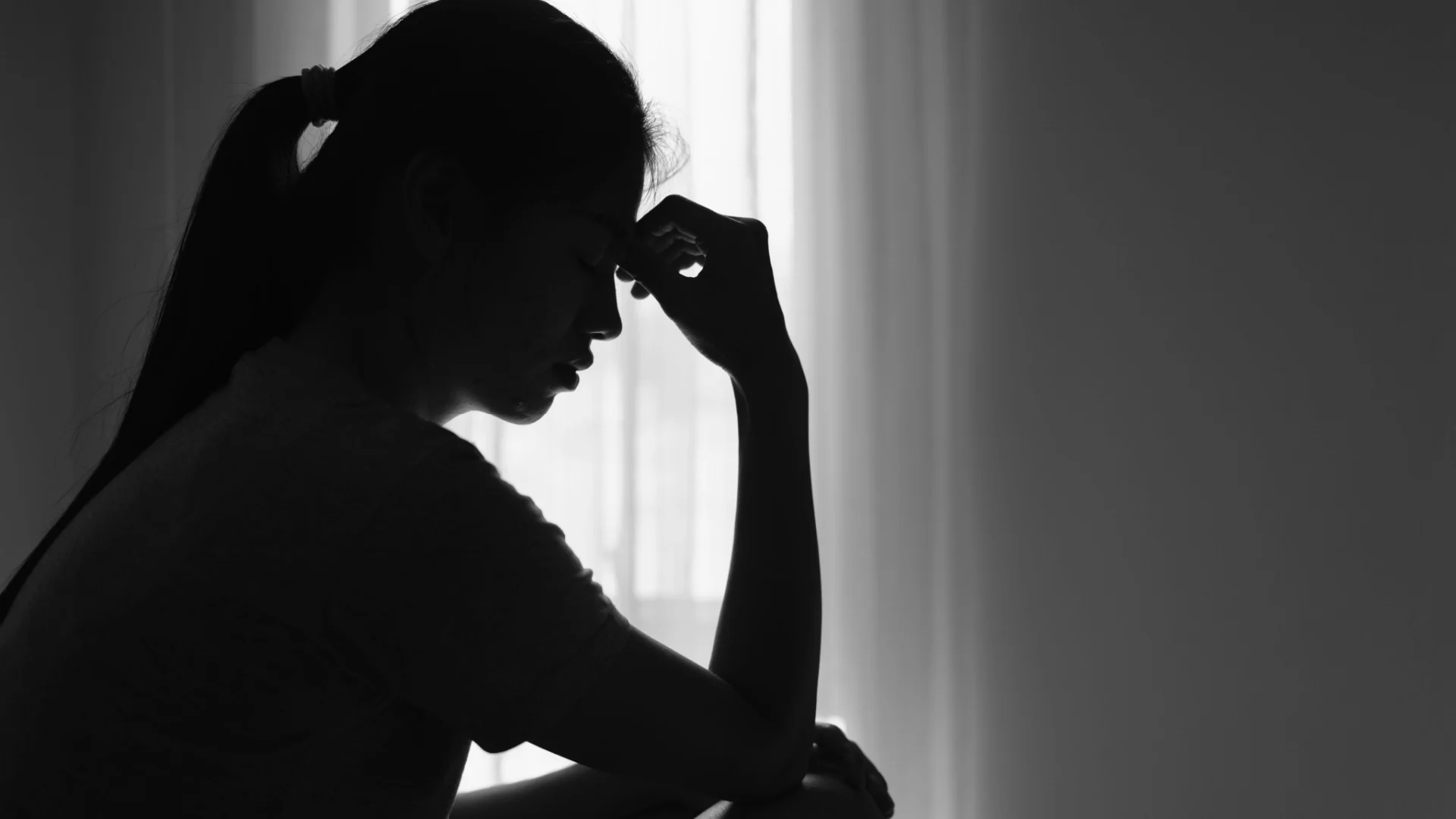 Silhouette einer weinenden Frau