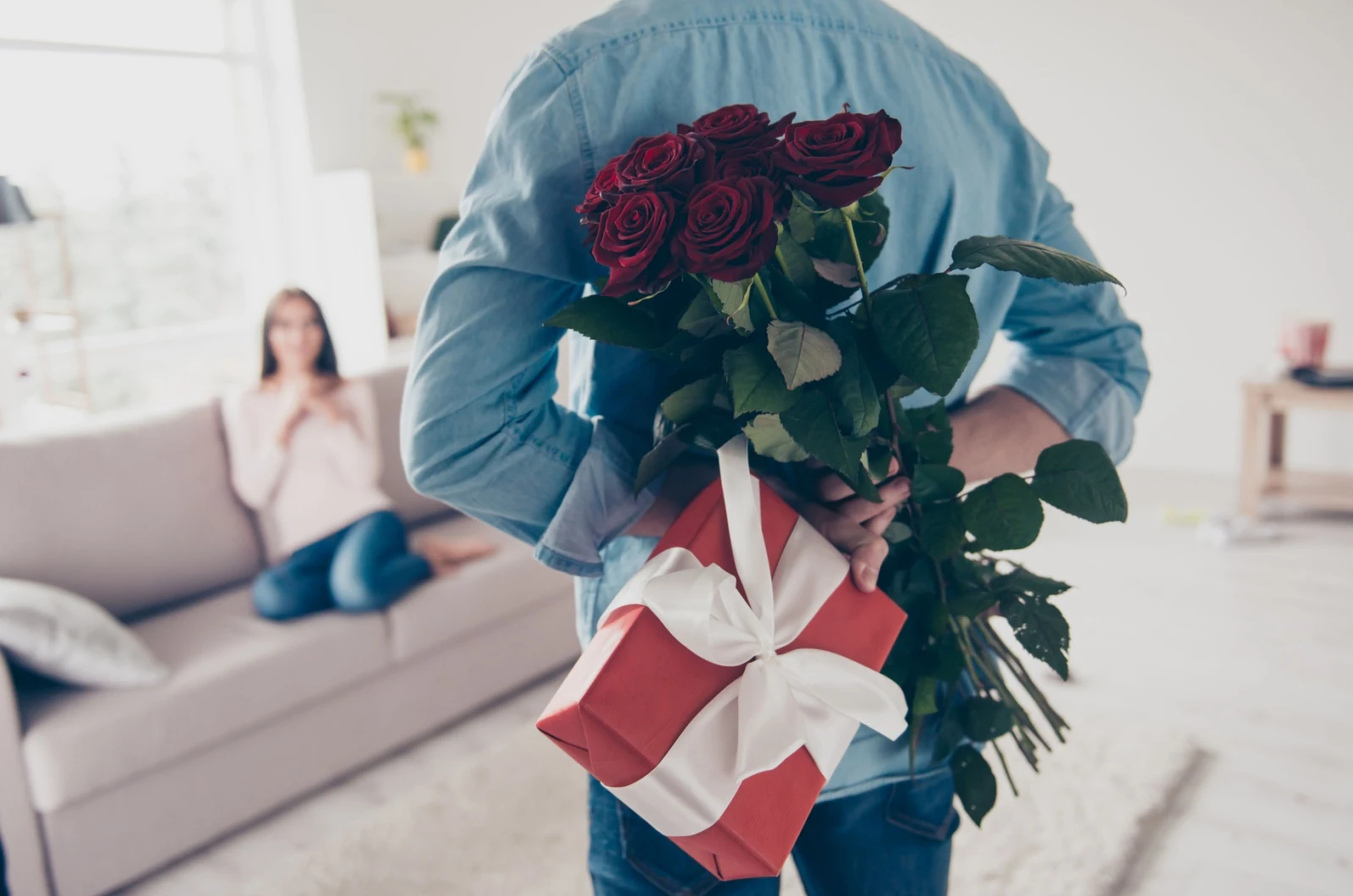 Mann haelt Geschenke