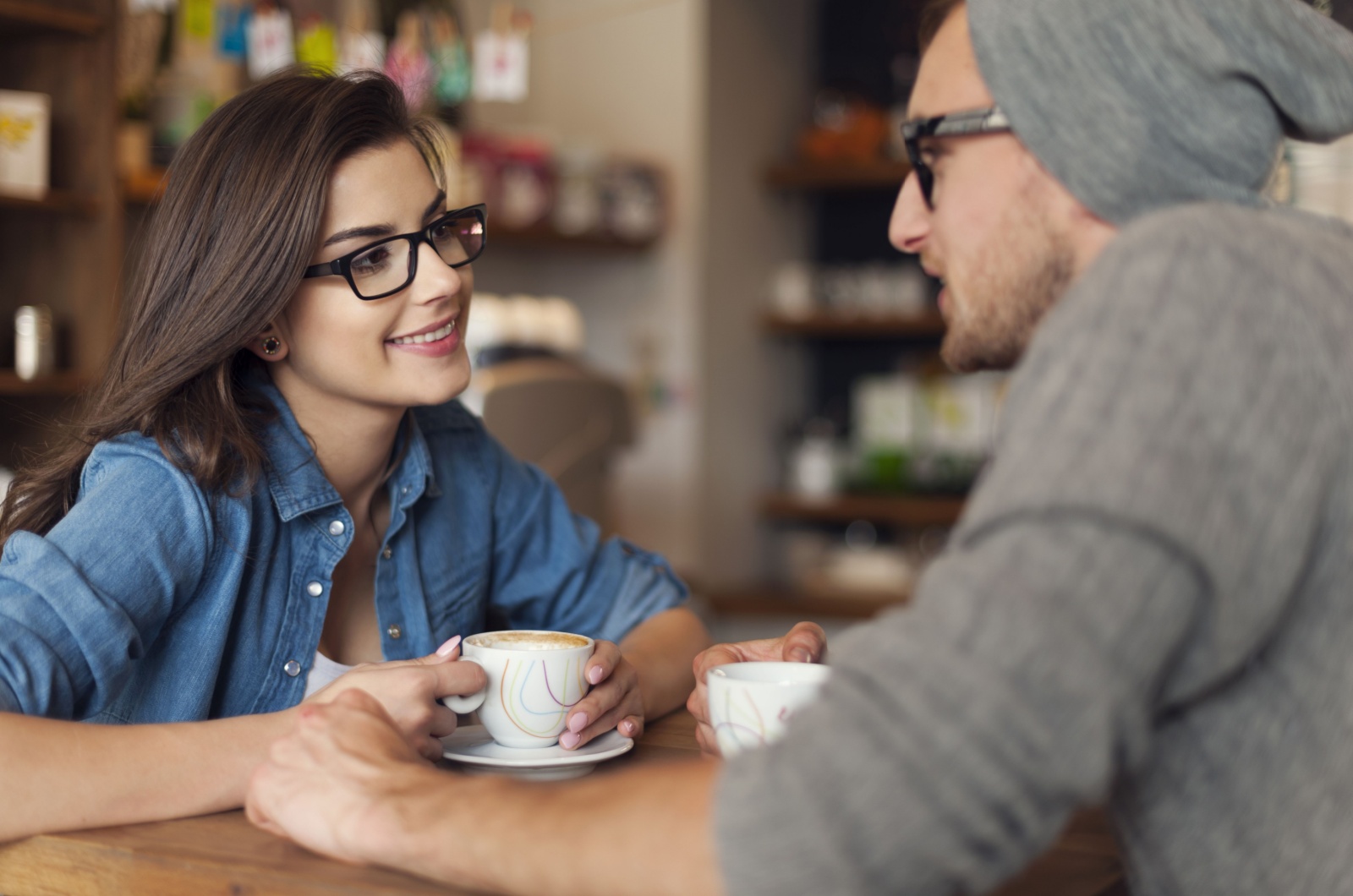 Mann und Frau trinken einen Kaffee
