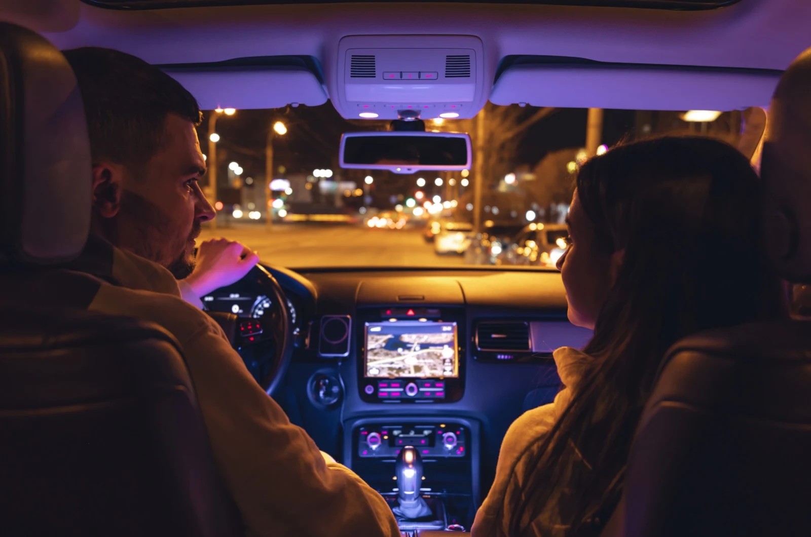 Paar im Auto in der Nacht