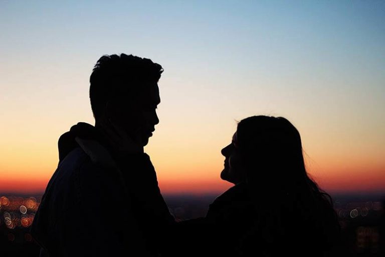 Ein liebendes Paar genießt den Sonnenuntergang