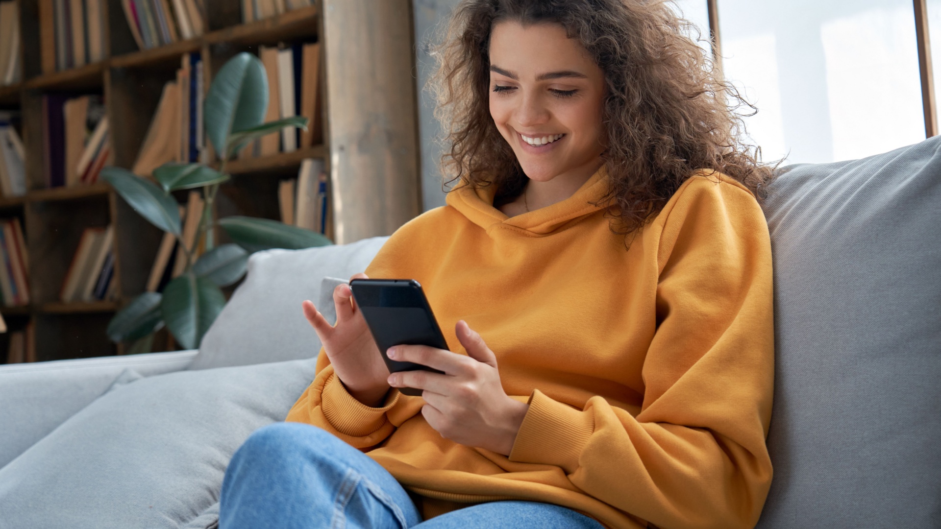 Frau tippt am Telefon