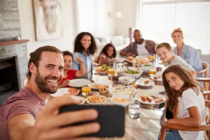 eine Familie, die zum Mittagessen ein Selfie macht