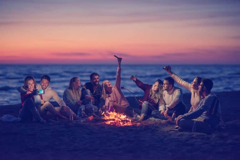 eine Gruppe junger Leute, die Spaß am Strand haben