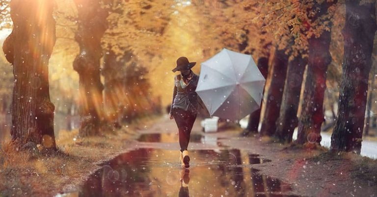 eine Frau, die im Regen geht