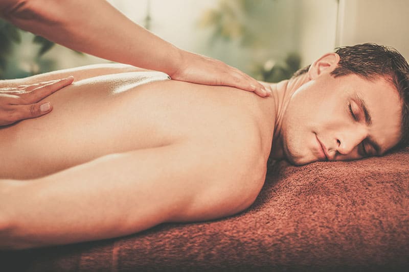 Der Mann genießt eine Rückenmassage