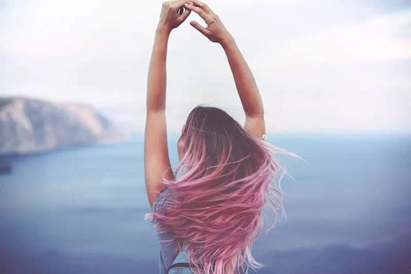 Frau mit rosa Haaren im Freien stehend