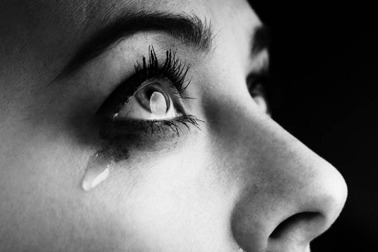 die weinenden Augen einer Frau
