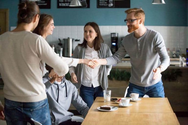 Freunde treffen sich im Cafe