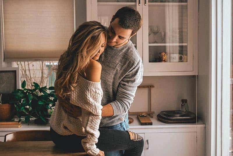 ein verliebtes Paar, das sich in der Küche umarmt