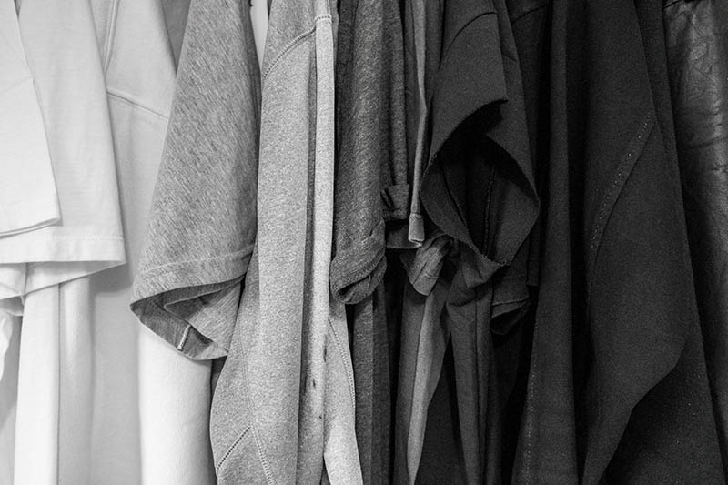grauer Kleiderschrank hängt