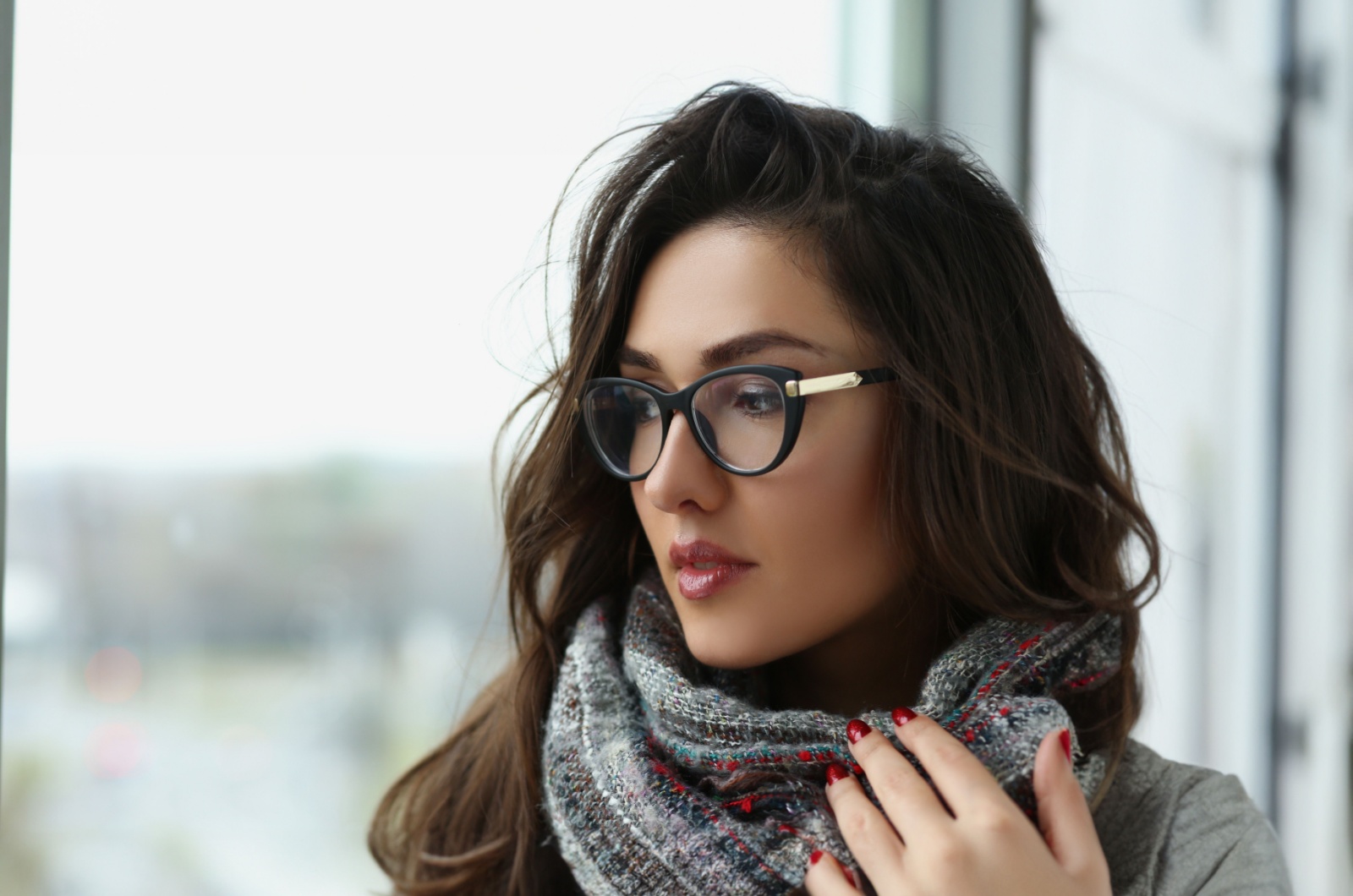 traurige frau mit brille