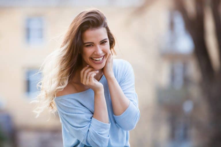 Das Mädchen im blauen T-Shirt lacht